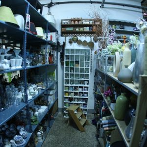 Aranżacja: szkło i porcelana na półkach