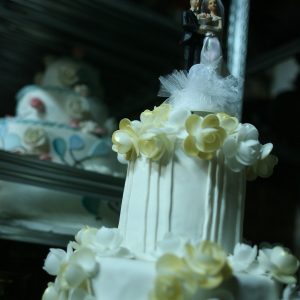Tort weselny PRL z figurkami