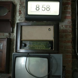 Telewizor PRL z radiem tunerowym