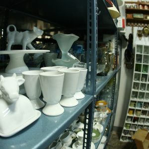 Biała porcelana stołowa z kieliszkami