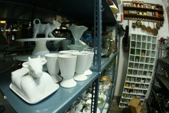 Biała porcelana stołowa z kieliszkami