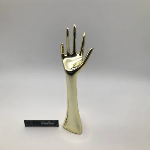 Złota dłoń glamour — rzeźba metalowa