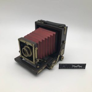 Antyczny aparat fotograficzny — rekwizyt retro