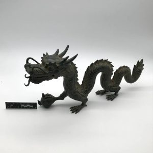 Metalowa figurka smoka w stylu orientalnym
