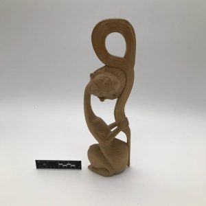Ceramiczna rzeźba postaci tworzącej koło