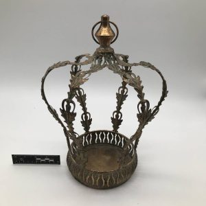 Ozdobna korona z patynowanego metalu