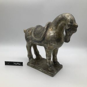 Metalowa figurka konia z patynowanym wykończeniem