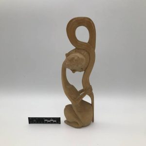 Abstrakcyjna rzeźba kobiecej postaci — art déco
