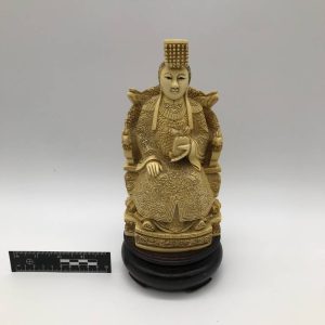 Orientalna figurka bóstwa na ciemnym postumencie