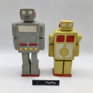 Drewniana figurka retro-robota