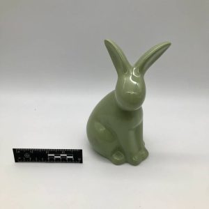 Ceramiczna figurka siedzącego królika