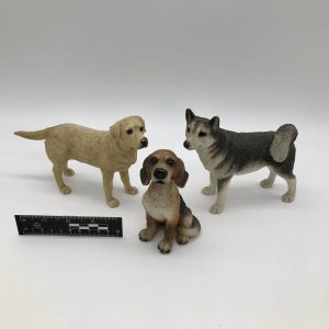 Figurka beagle siedzący naturalny