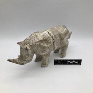 Figurka nosorożca z papier-mâché