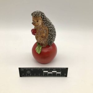 Figurka jeżyka z jabłkiem żywica