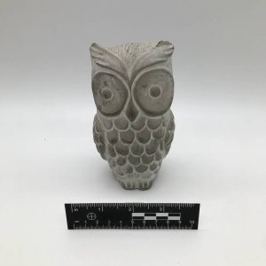 Figurka sowy z betonu — minimalistyczna dekoracja