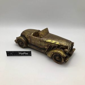Figurka zabytkowego kabrioletu — złota patyna