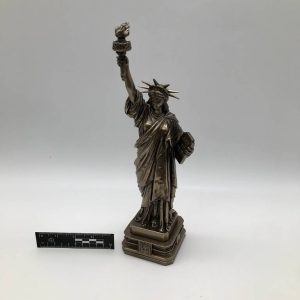 Miniatura Statuy Wolności z patynowanego metalu