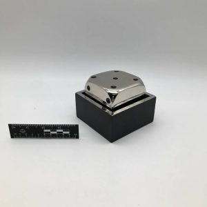 Metalowa figurka dekoracyjna — lustrzany minimalizm