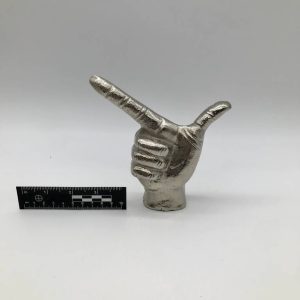 Metalowa figurka dłoni wskazującej palcem