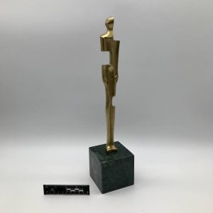 Modernistyczna figurka z mosiądzu na kamiennej podstawie