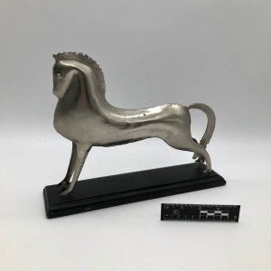 Figurka konia art déco na czarnej podstawie