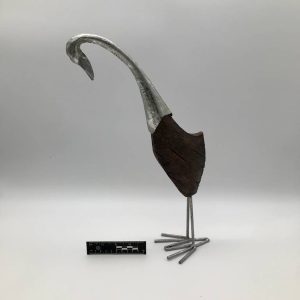 Abstrakcyjna figurka czapli drewno i metal