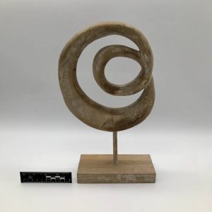 Drewniana rzeźba modernistyczna na podstawie