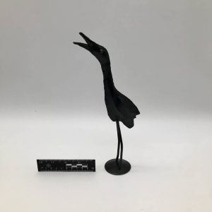 Metalowa figurka ptaka w stylu ekspresjonistycznym
