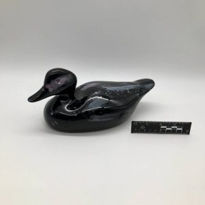Czarna figurka kaczki w stylu art deco