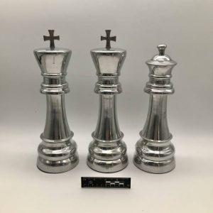 Zestaw trzech figur szachowych lustrzany chrom