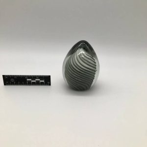 Szklana rzeźba w ciemnych barwach ze spiralnym wzorem