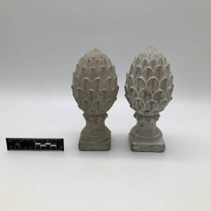 Para kamiennych figurek szyszek piniowych