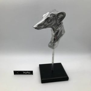 Głowa charta na postumencie — rzeźba metalowa