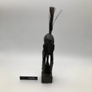Plemienna figurka antropomorficzna z drewna