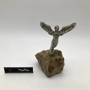 Figurka herosa ze skrzydłami — Art Déco