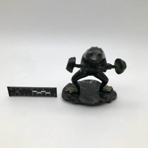 Figurka żaby z hantlami — metal