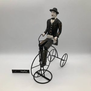 Figurka rowerzysty w stylu wiktoriańskim
