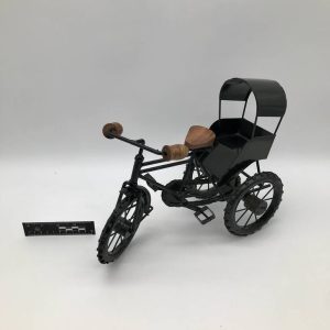 Miniatura rikszy — metalowo-drewniany pojazd