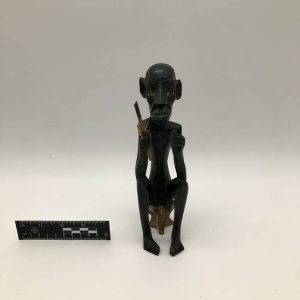 Afrykańska figurka rzeźbiona w drewnie