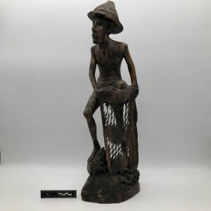 Etniczna figurka w nakryciu głowy z drewna