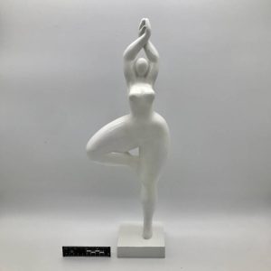 Figurka kobiecej sylwetki w pozie jogi