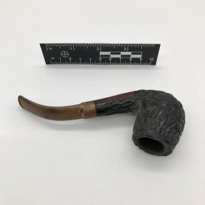 Fajka z rzeźbionego ciemnego materiału