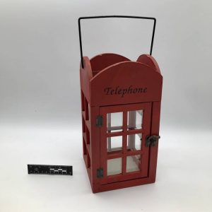 Czerwony lampion z napisem Telephone
