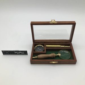 Lupa z drewnianą rękojeścią — styl vintage