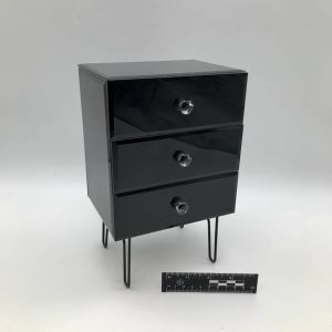 Czarna mini-komódka w stylu Art Déco