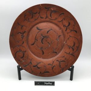 Ceramiczna misa z motywami roślinnymi