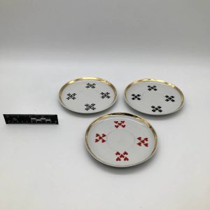 Zestaw trzech porcelanowych popielnic z kartami