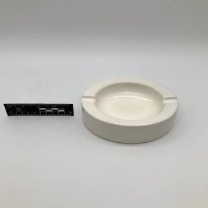Biała ceramiczna popielnica mid-century modern