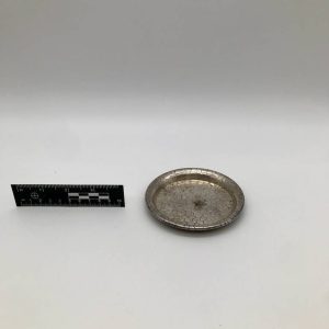 Metalowa popielnica z teksturą łuskową art déco