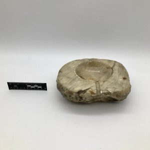 Popielnica z alabastru o naturalnej teksturze